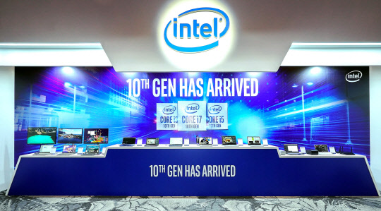 한국에서 처음으로 10세대 인텔 코어 프로세서 2개 플랫폼과 노트북 혁신 프로그램인 '아테나 프로젝트', 최상위 데스크톱용 CPU의 신규 라인업을 공개했다. <인텔 제공>